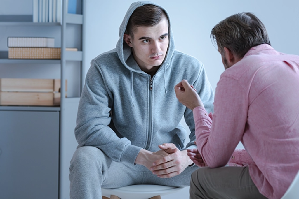 Counselor providing one-on-one support to a patient undergoing meth addiction treatment in Thousand Oaks, CA.