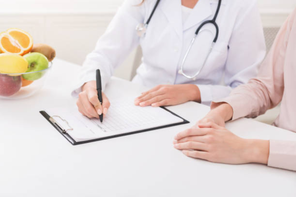 A healthcare provider assists a patient in preparing a personalized PHP treatment plan. Thousand Oaks PHP treatment center.